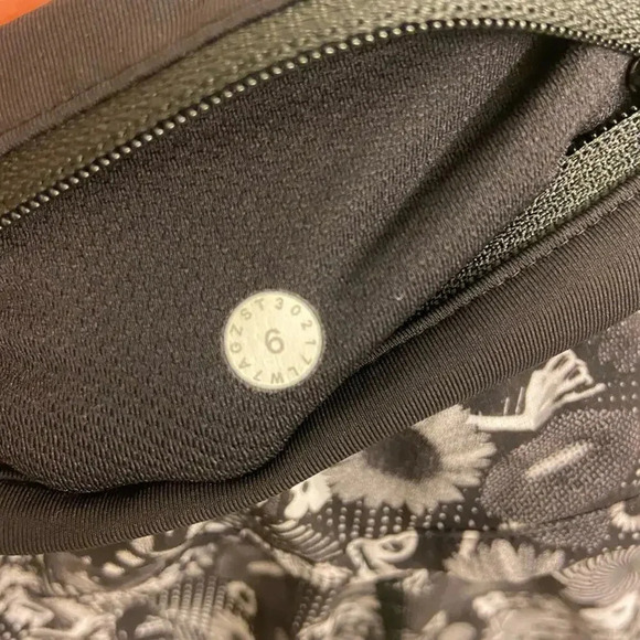 Lululemon Speed Shorts Sea Wheeze 2017 Counter Culture White and Black Size 6 - Picture 5 of 6